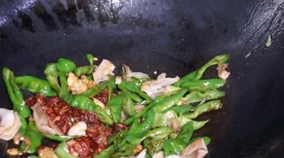 做辣椒炒肉，先炒肉还是先炒辣椒？顺序很关键，肉质鲜香又入味