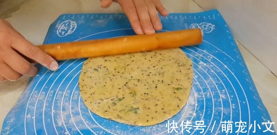 芝麻鸡蛋这样做，撒1把葱花，比鸡蛋饼都好吃，出锅孩子抢着吃