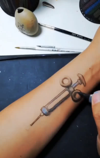 轮廓#再也不跟美术生做朋友了!在胳膊上画上阴影后,这次又被画面伤害