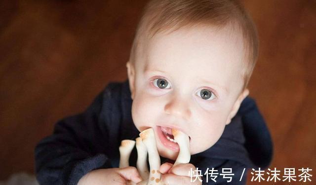 不良习惯|宝宝不管拿到什么都爱往嘴里塞为啥?背后隐藏着心理暗示,你要懂