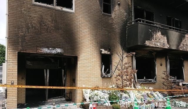 劝说|京阿尼一周年祭警察劝说家属别去认领遗体、母亲对着书包哭泣