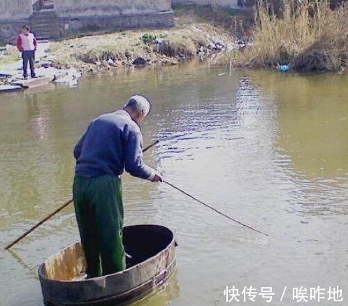 老汉|农村老汉做“婴儿船”下河钓鱼,城里人说他傻,上岸后众人傻眼了