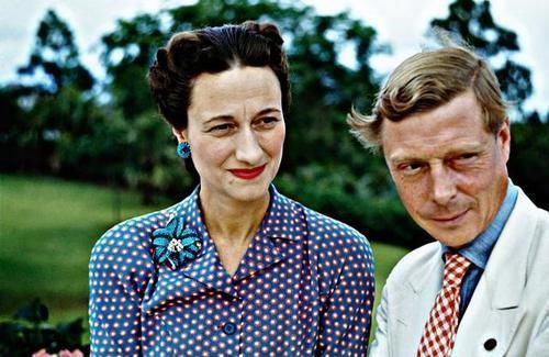 手镯 辛普森夫人的珠宝欣赏,她的豹子手镯柔性真好,能自己垂到手腕上