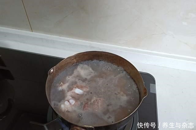 老公带小姑娘回家吃饭,我做了一桌菜招待,她惊讶的“三观”尽碎!