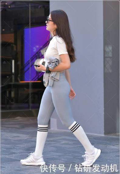 淡蓝色瑜伽裤搭配白色的高腰短袜,青春时尚,修身时髦