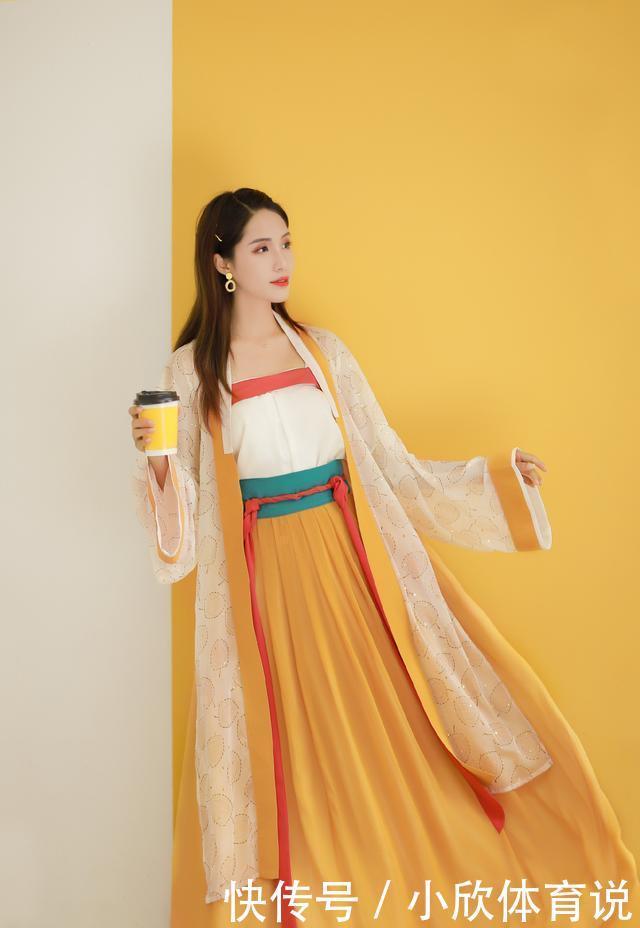 汉服不只有绣花装饰,印花汉服同样精致,风格清新又飘逸