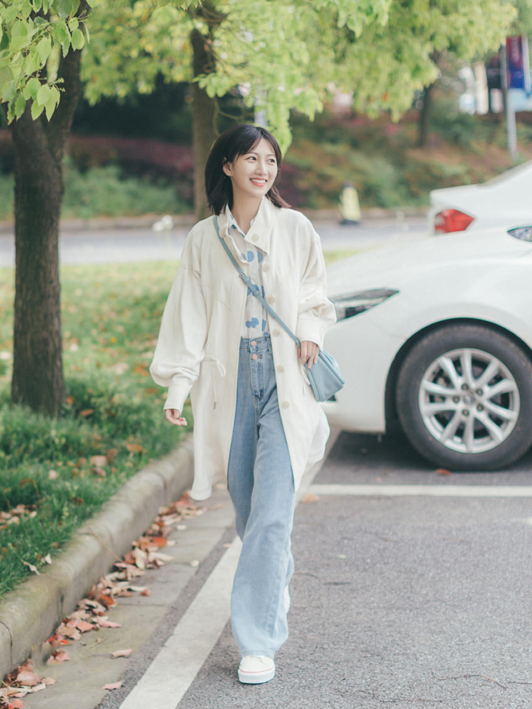 搭配|秋季通勤风怎么穿?白色长款大衣+牛仔裤,清新又时尚!