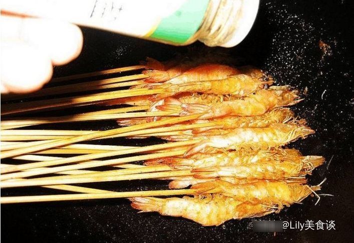 虾别再煮着吃了,我换种做法外酥里嫩,老公一口气干掉一盘,佩服