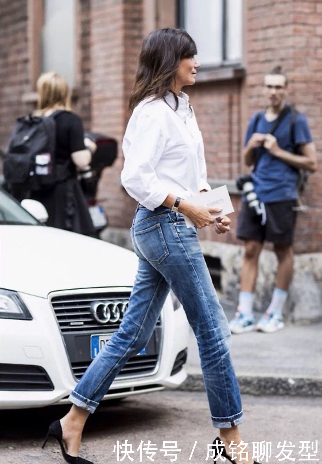 今春流行“白衬衫+蓝色牛仔裤”穿法，简约随性又舒服，赶紧get