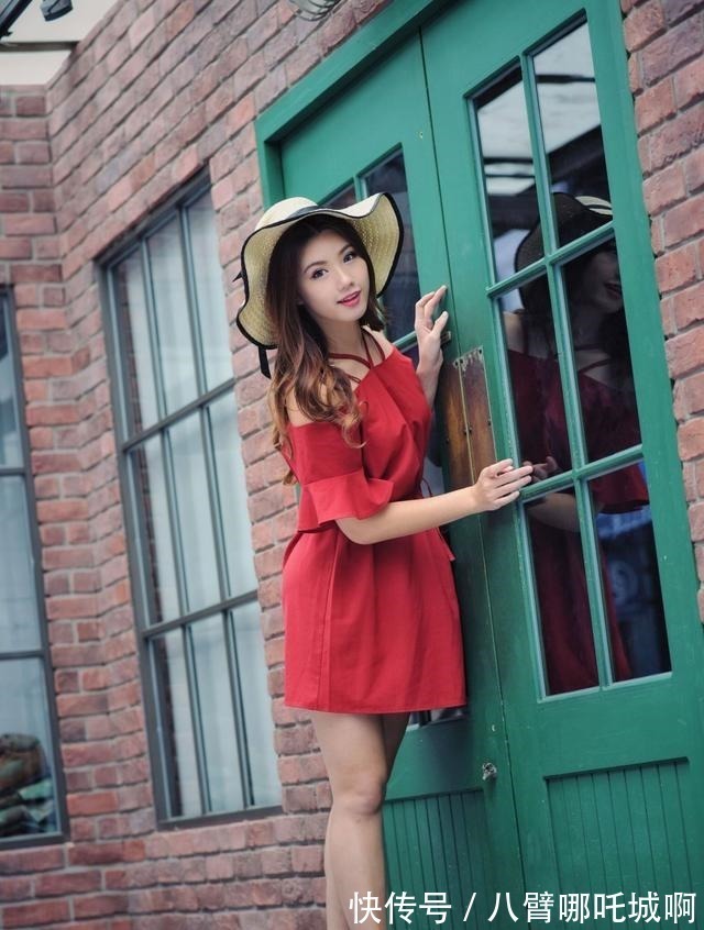 版型 红色的一字肩连衣裙,尽显优雅知性的女人味