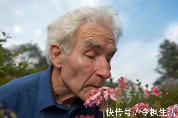 糊涂|患老年痴呆的人,出门时会有3个“怪象”,若没有,恭喜还不糊涂