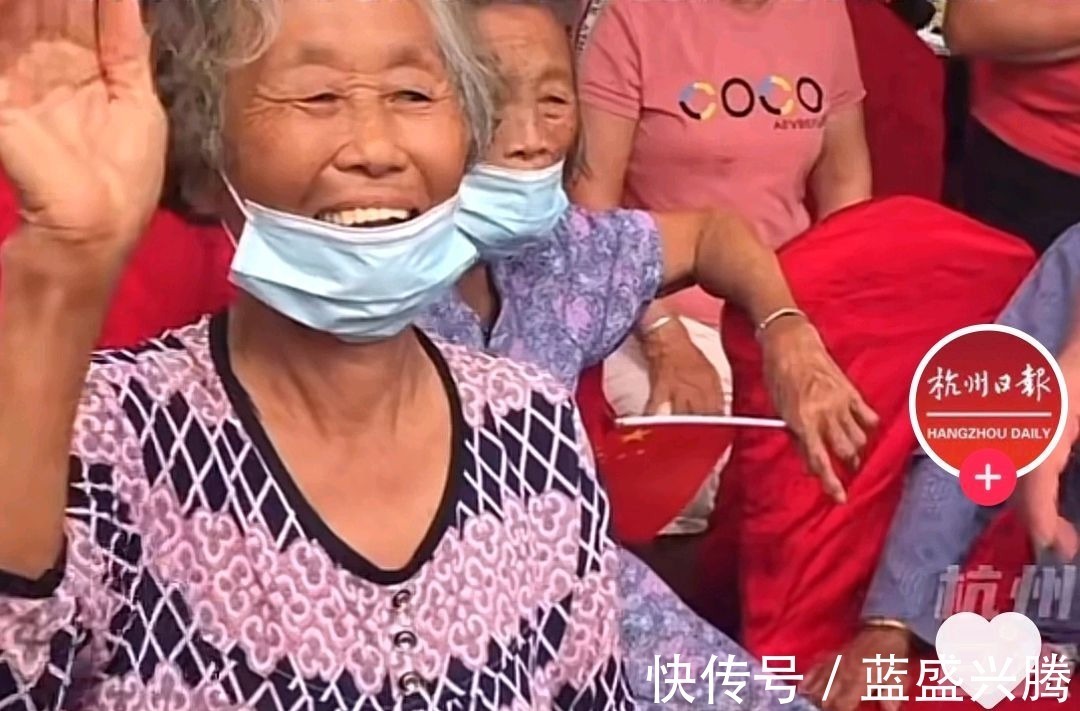 跳台|全红婵的爷爷奶奶逛商场!老两口东张西望挺好奇,衣着光鲜变化大!