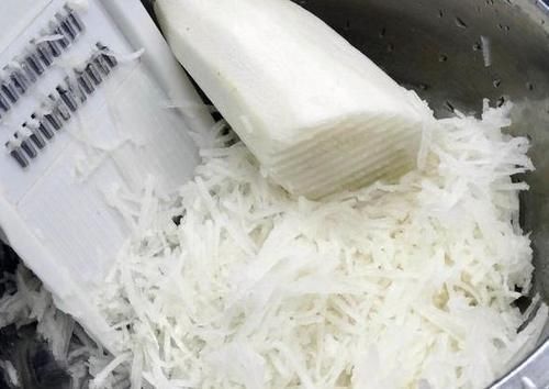 萝卜|用萝卜包饺子,需要焯水吗?饺子馆大妈教你做法,实在太香了