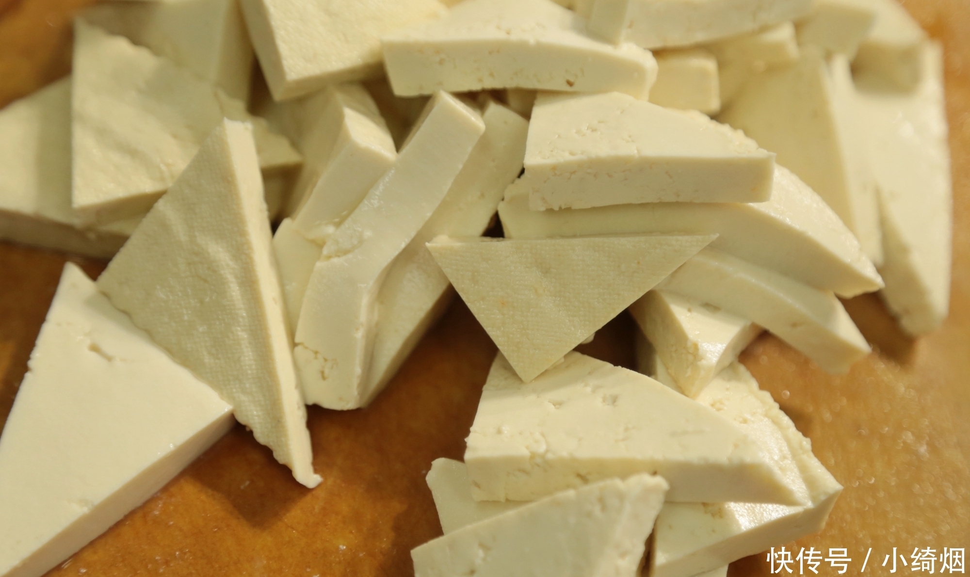 蒜苗|一块豆腐,几根蒜苗,10分钟做一锅!又香又简单,减肥也零负担