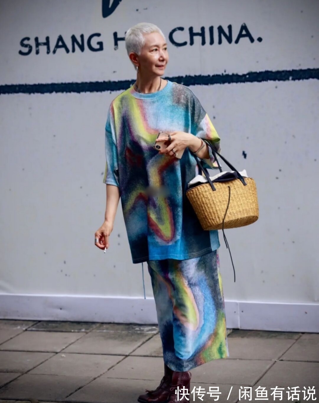 穿背带裤|60岁上海奶奶真时髦!穿背带裤骑单车出门,头上裹块花头巾好拉风