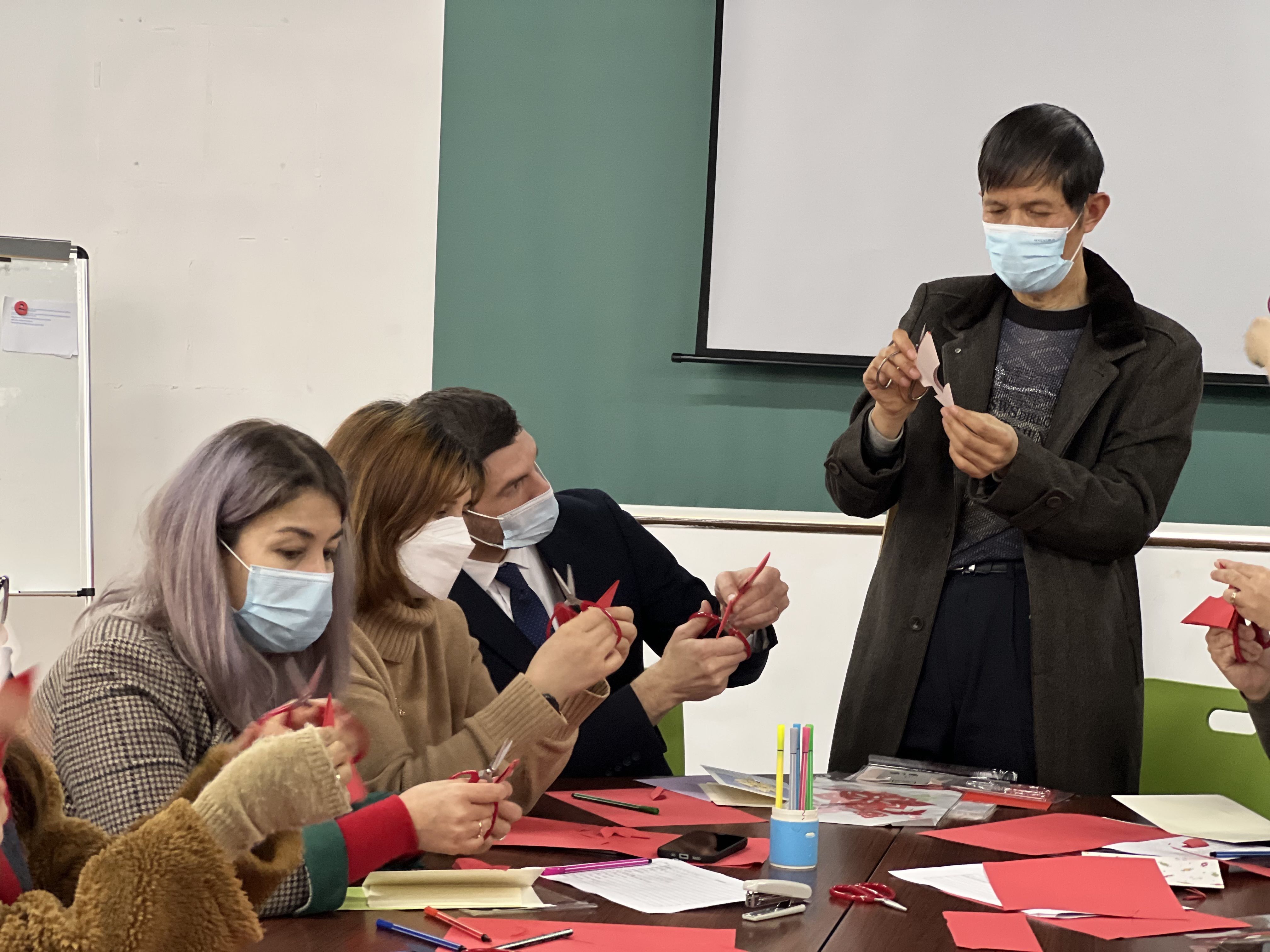 国际学校@外国友人剪窗花感受中国年味