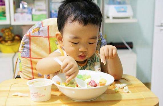宝宝|如何训练宝宝自主吃饭?最佳时间是这个时候