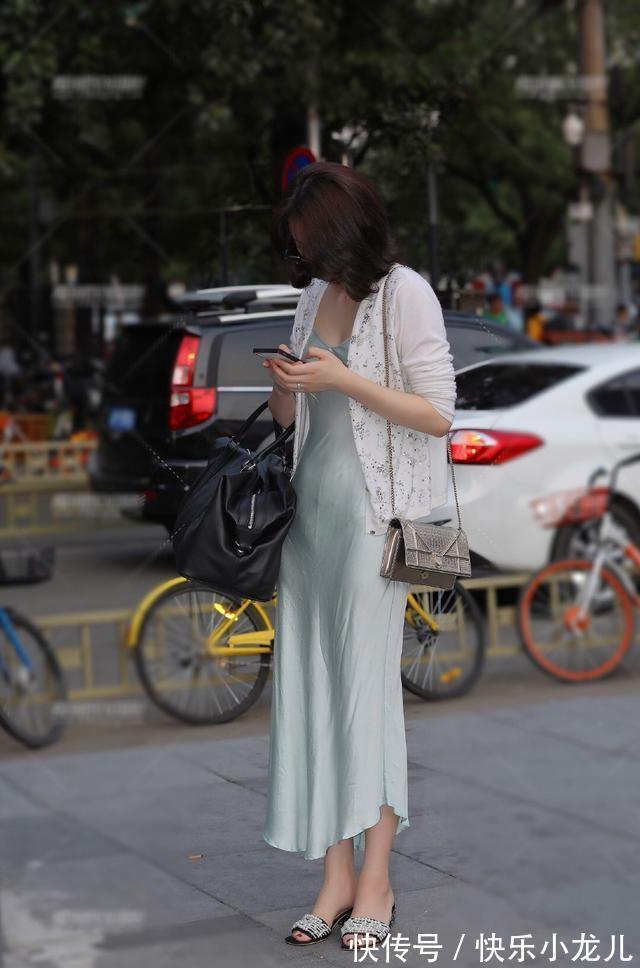 短款 连衣裙真的很提升气质了,能够展现高挑身材,颜色高级