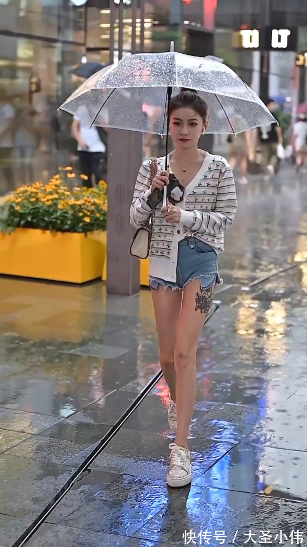 锁骨|美女街拍:白色针织衫+牛仔短裤,展示出小姐姐无尽好气质,锁骨迷人有魅力