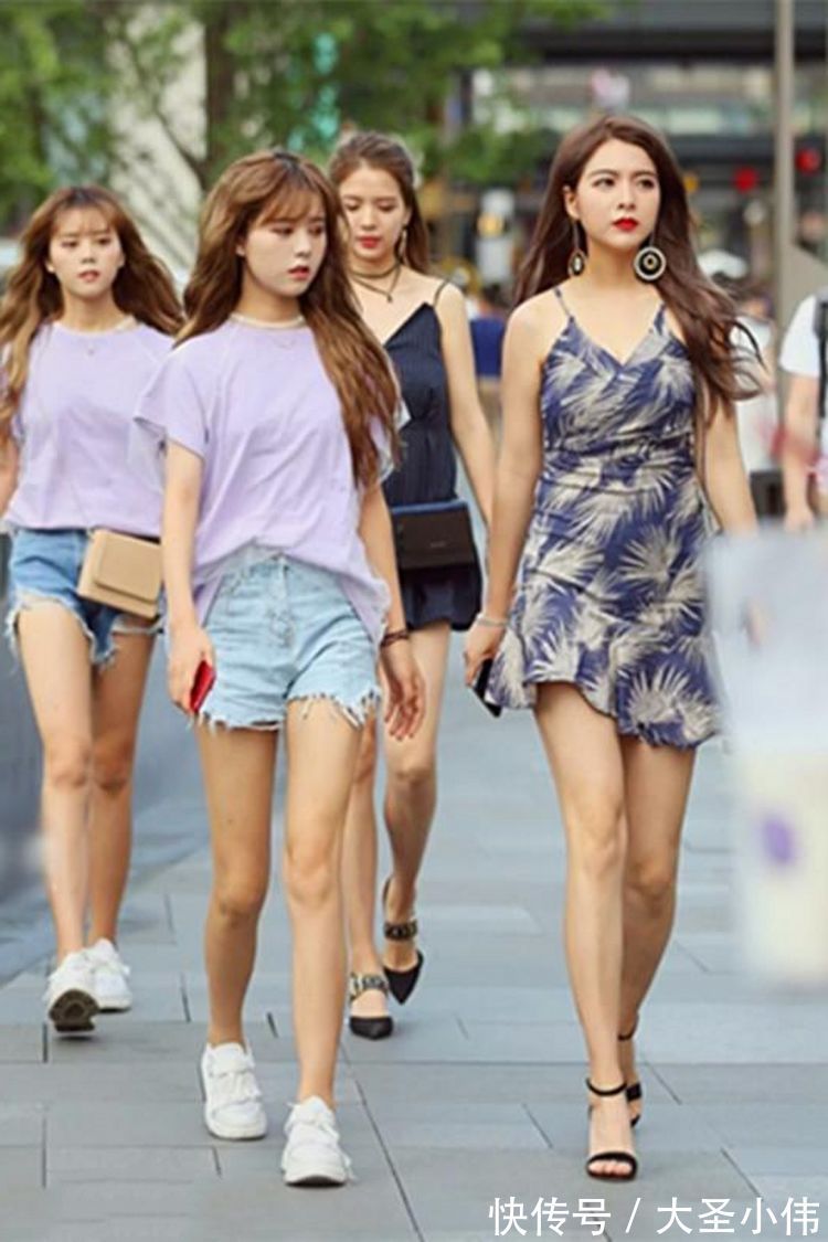 连衣裙|美女街拍:一字肩的连衣裙舒适美观,优雅的体现出了你的身姿美