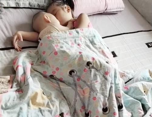宝妈|以为姐姐和弟弟睡着了,妈妈掀开被子看到这画面,瞬间心都暖化了