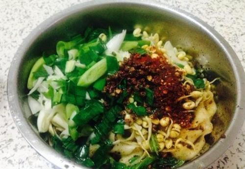 搅拌均匀|做油泼面时,只淋热油可不行,多加这一步,比面馆做的还好吃