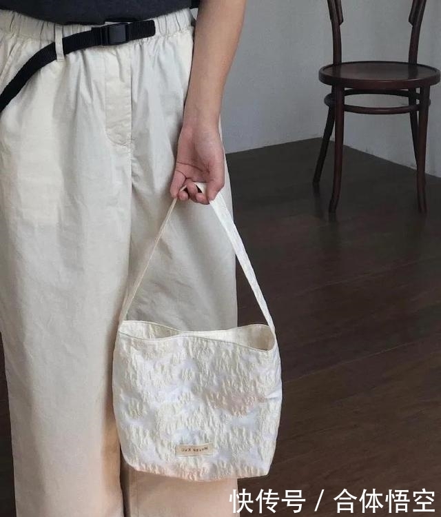 烂大街的包包别背了!2021春夏最流行的是这些