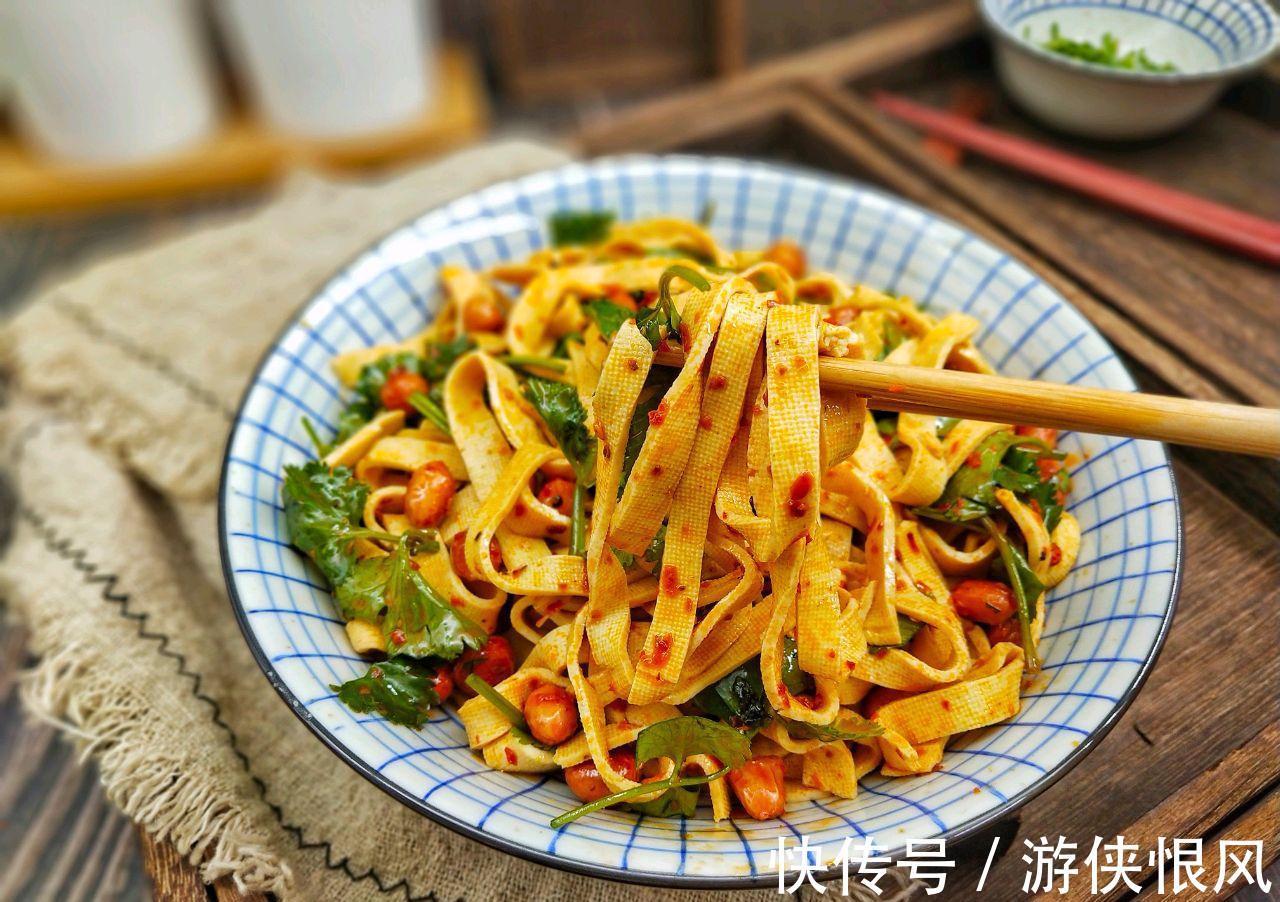 开胃小菜凉拌豆皮，简单拌一拌就上桌，家人百吃不厌