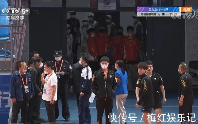 比赛|全运会突发意外!球员捂鼻逃离现场,裁判团队商议后中断比赛