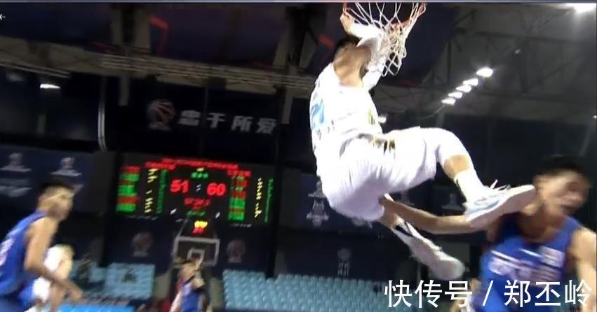 北京队|翟晓川半空踢人吃违体!对手核心生气了坐地上,他疯狂投诉很不满