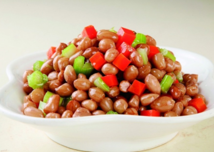 煮花生米别再傻傻加水，只需加一瓶“饮料”，花生入味还贼香！