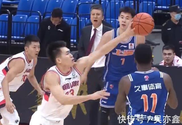 陈盈骏|105-101!CBA惊魂一战!上海险遭黑马20分大逆转,李春江太轻敌了