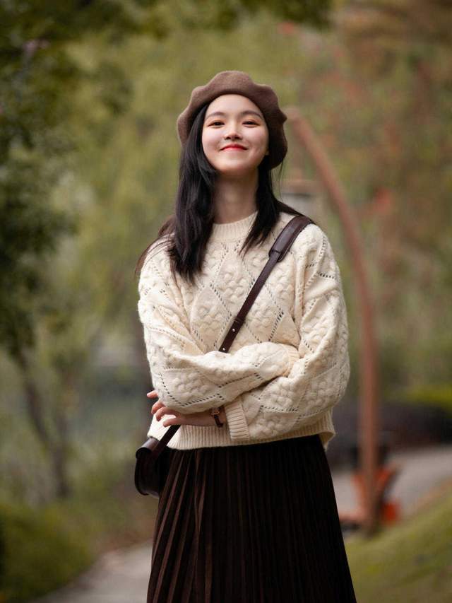搭配|今年秋天有种穿搭火了,叫“毛衣配半身裙”高级优雅,简直太美了