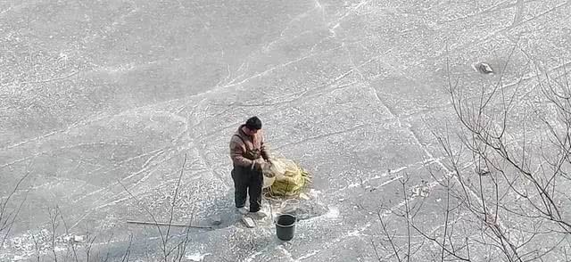 数九隆冬去滑冰:满族习俗的冰上运动——走白冰,原来是走百病