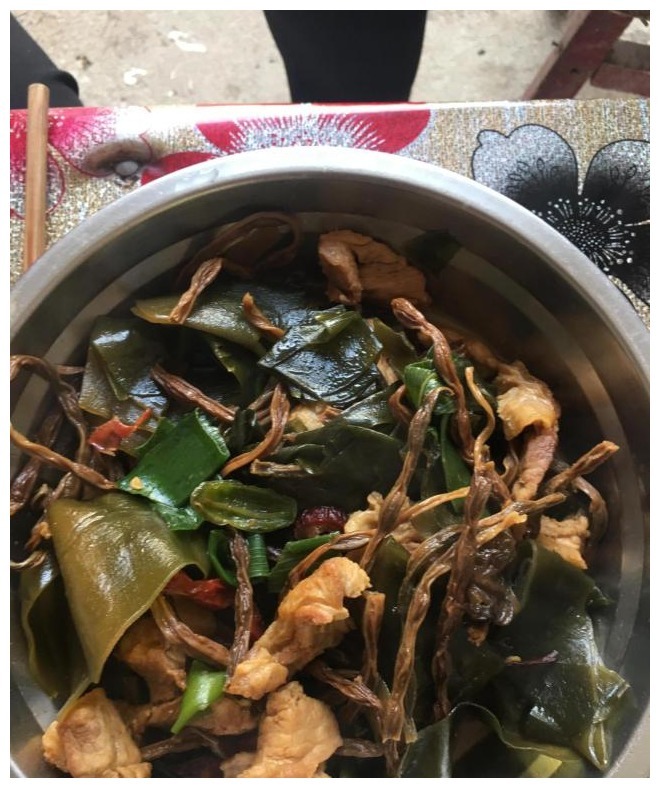 公婆忙完庄稼又要去打工,我特意做了一桌菜送行,饭后吃的都想哭