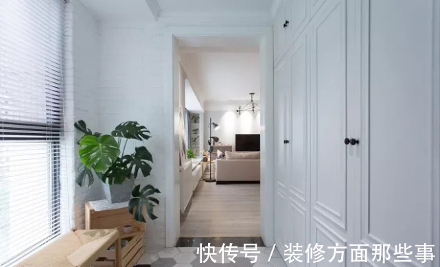 收纳|130平现代风三居室,白色收纳柜直冲天花板收纳整齐有序