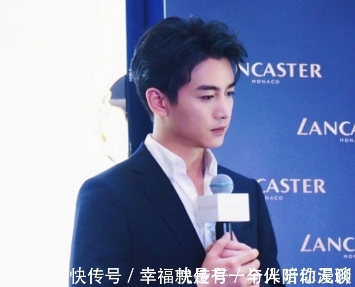 活动照|陈晓出席活动照流出,路人滤镜下瞬间变漫画脸,请美颜放过帅哥吧