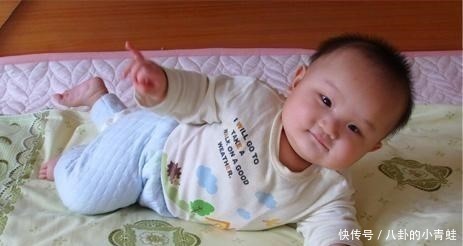 规律|抬头、翻身、独坐、行走,1岁前宝宝大运动发育规律,你娃达标吗