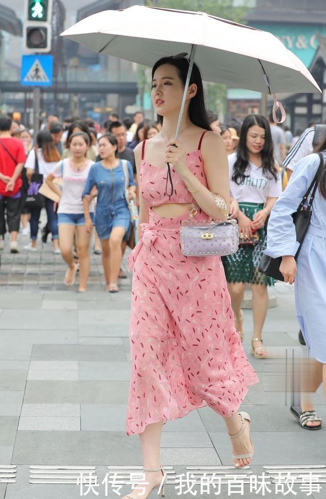 粉色花花长裙搭配银色高跟鞋,简约时尚,气质俱佳