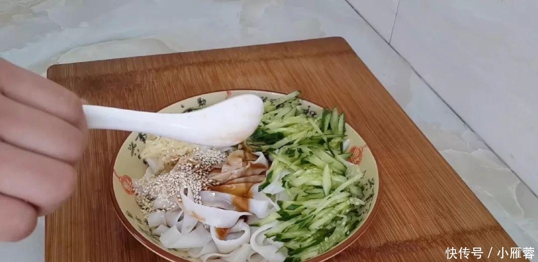 凉皮这样做,教你简单一做,比凉皮凉面都好吃,老婆一盘不够吃
