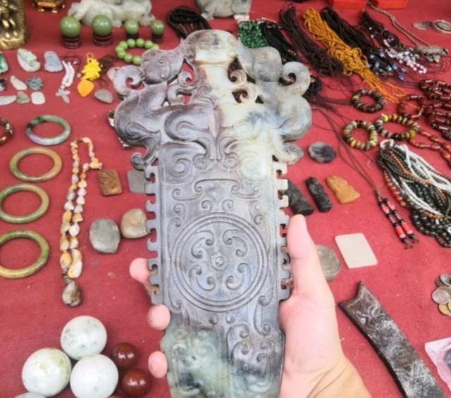  兵马俑|古玩市场那些能把人笑傻的奇葩古董，手持加特林的兵马俑见过吗