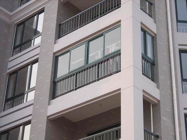 塑钢|越来越多人封阳台都不用塑钢了,现在都流行装这种!便宜还耐用