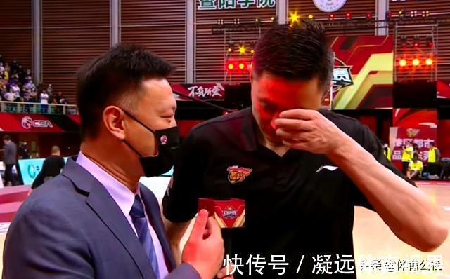 总冠军|姚明颁奖典礼喜笑颜开,杨鸣微博被爆破,郭艾伦也没有“输”