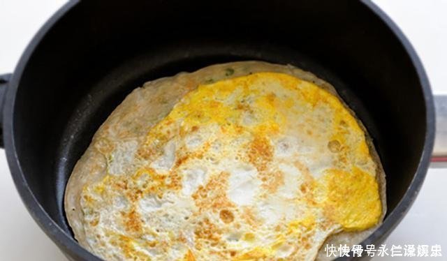 葱油饼新吃法,不用揉面,不用烫面,外酥里嫩,放凉了也不会硬