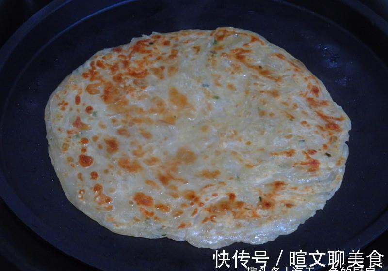 更香|手抓饼别煎着吃了，这样做更香更营养，我家一周做几次，次次光盘