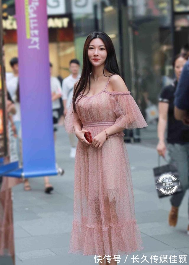 魅力|贴身舒适的连衣裙，好看又前卫，挺拔有魅力