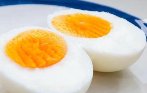 煮鸡蛋别只会用清水，多加2种料，鸡蛋又香又嫩，蛋壳一碰就掉