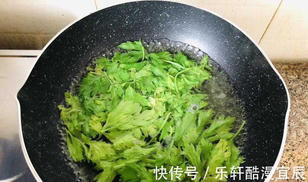 玉米面|我家此菜叶子从不扔,这样做完上桌就扫光,营养好吃,低脂还不胖