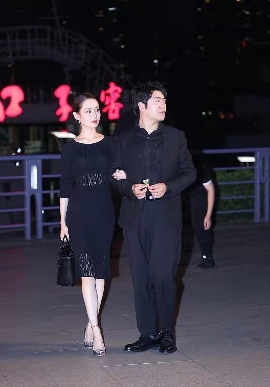 面相|吉娜生娃后变壮实,穿中国红旗袍在婆家捞金,面相和老公越来越像