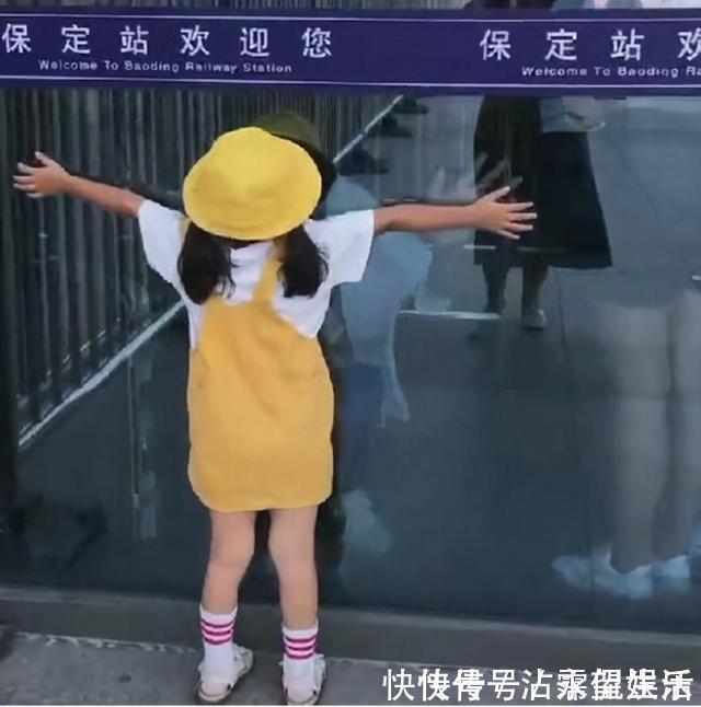 大宝|相差20岁的兄妹逛超市,妹妹不停买,哥哥蹲地诉苦:留点老婆本